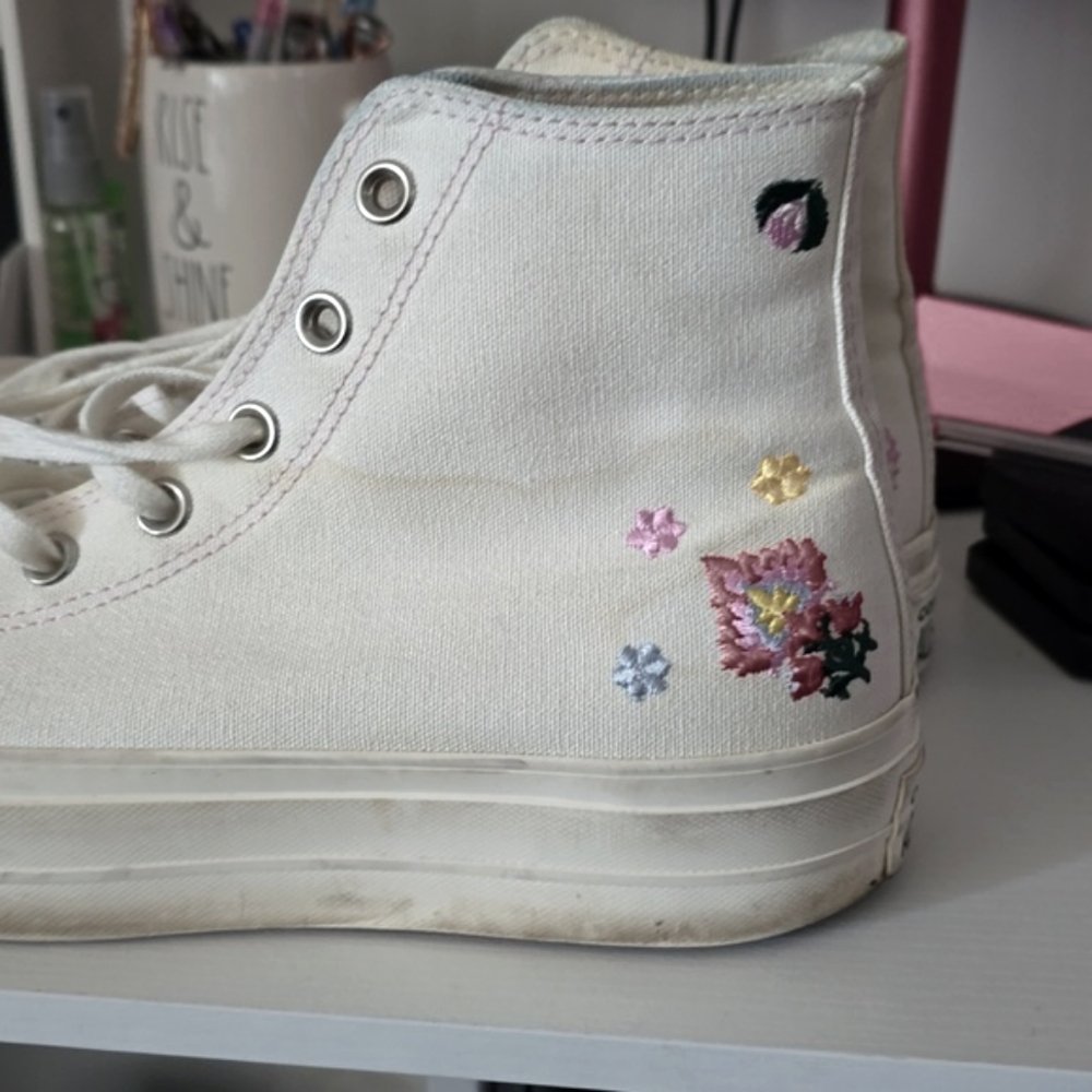 Converse Embroidered With Flowers